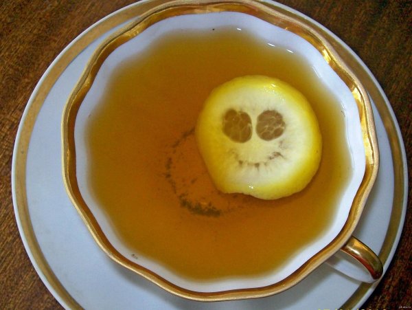 чашка чая с лимоном