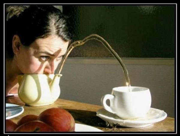 наливает чай