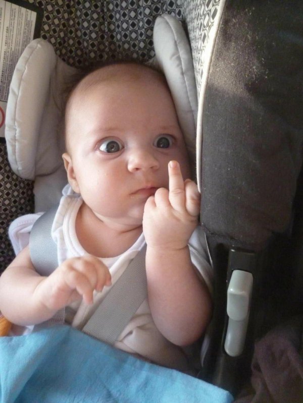 ребенок показывает фак