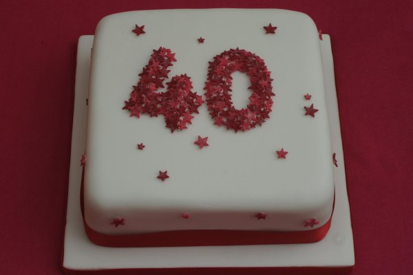 На торт женщине 40 лет