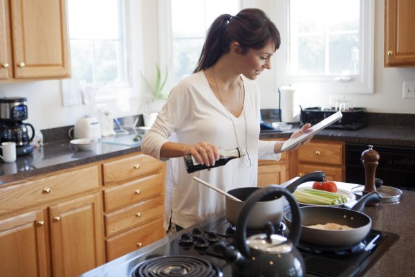 готовящая женщина