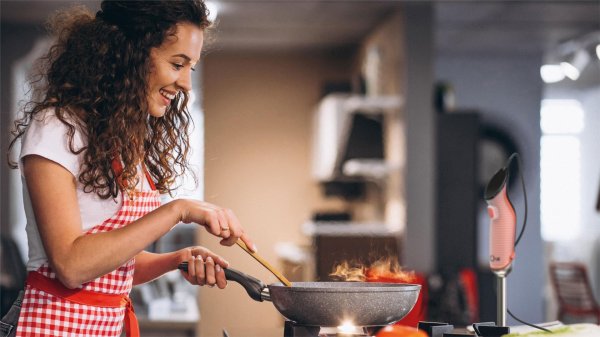 готовящая женщина