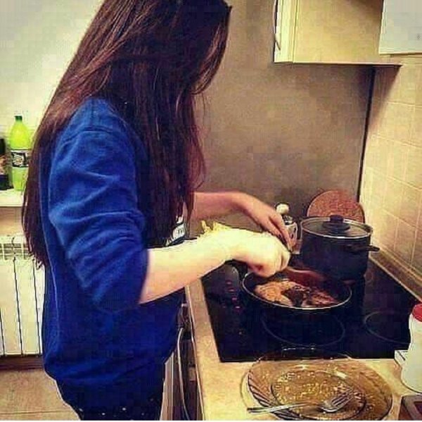 девушка готовит еду