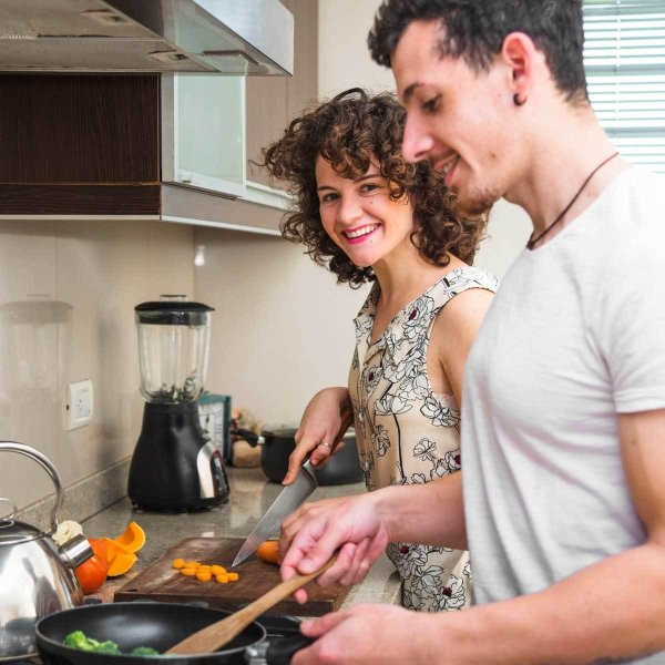 пара на кухне