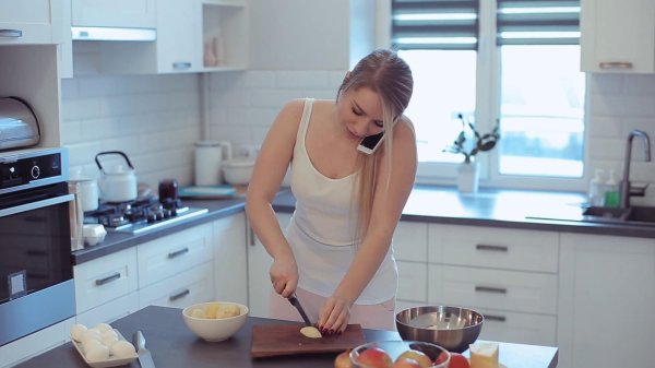 кухня девушка