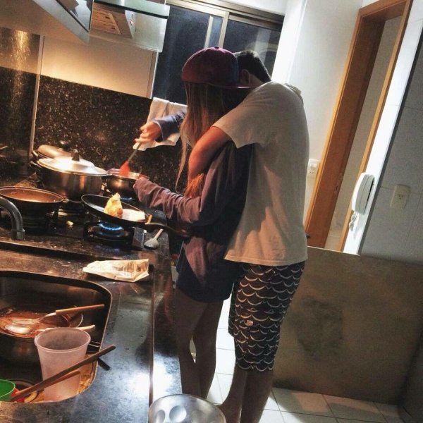 парень и девушка готовят