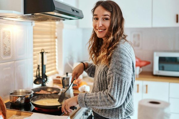 девушка готовит завтрак