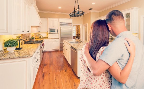 интерьер кухни с людьми