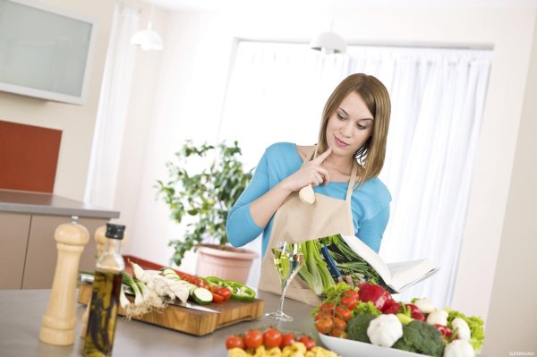 готовящая женщина