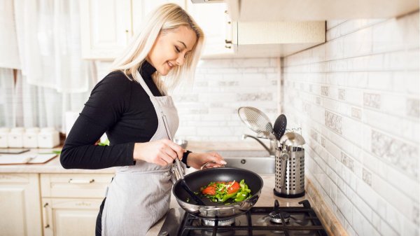 Женщина на кухне готовит