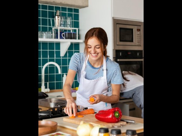 мама готовит