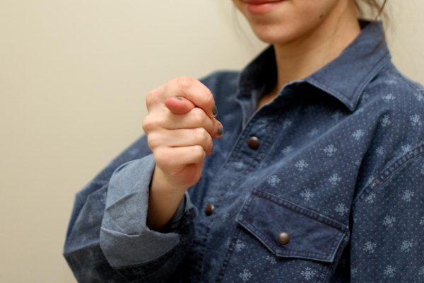 жест удар кулаком в грудь