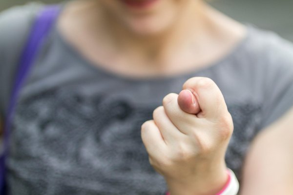 девушка показывает фигу