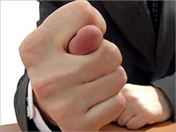 поднятый вверх большой палец