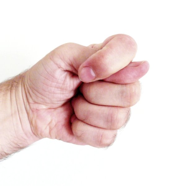 сжатый кулак