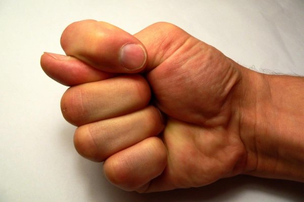 сжатый кулак