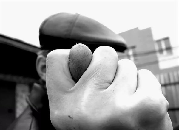 мужик показывает дулю