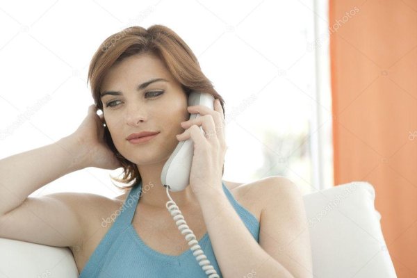 девушка говорит по телефону