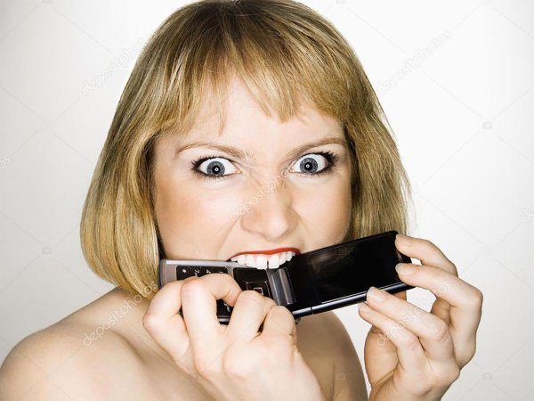 человек грызет телефон