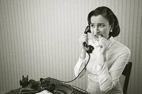 девушка говорит по телефону