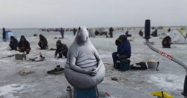 Женщина на зимней рыбалке
