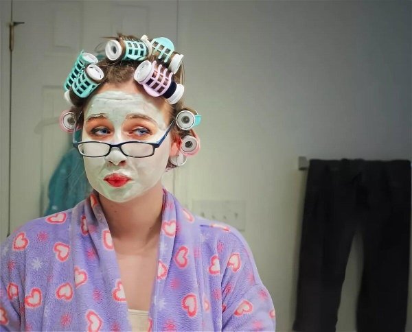 в бигудях и маске