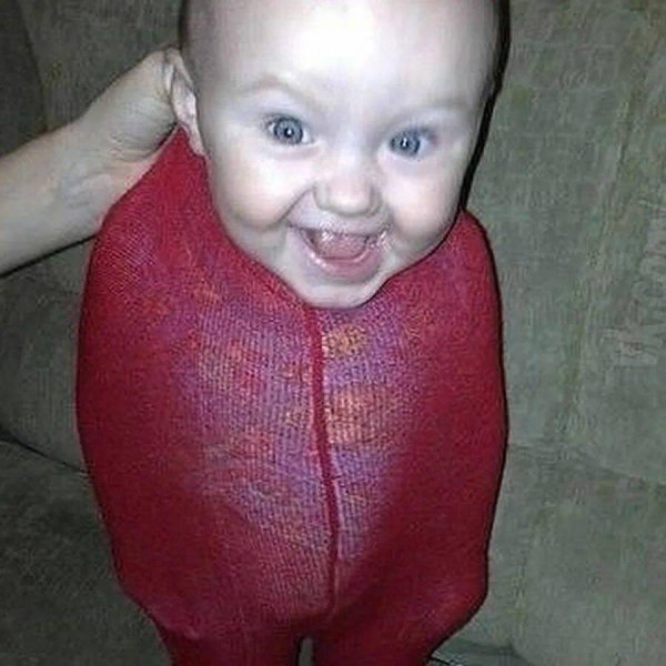 ребёнок в красных колготках мем