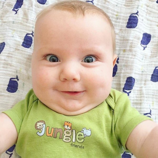 довольное милое детское личико