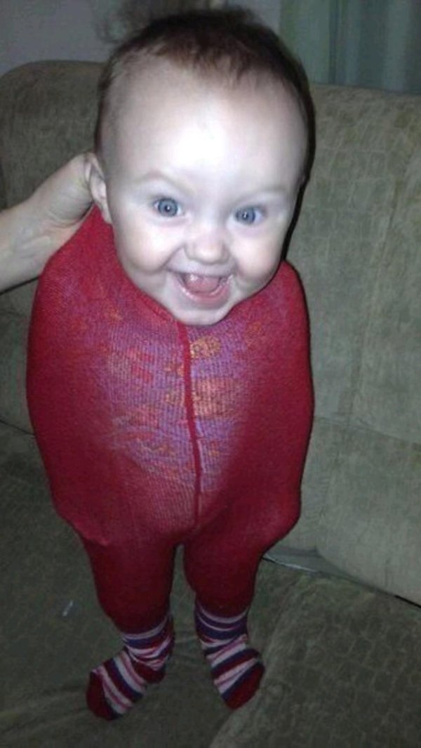 ребёнок в красных колготках мем