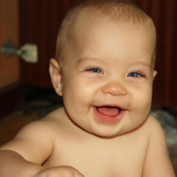 улыбающийся малыш