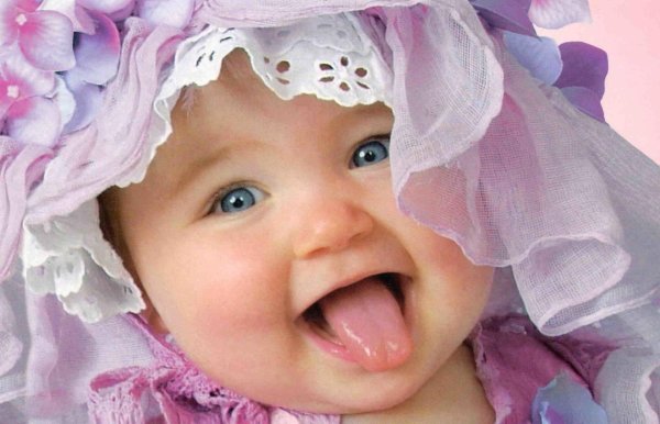 девочка показала язык