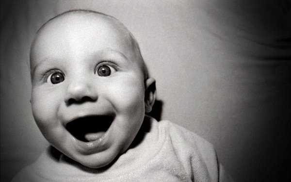 ребенок смеется