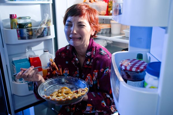 Женщина ест