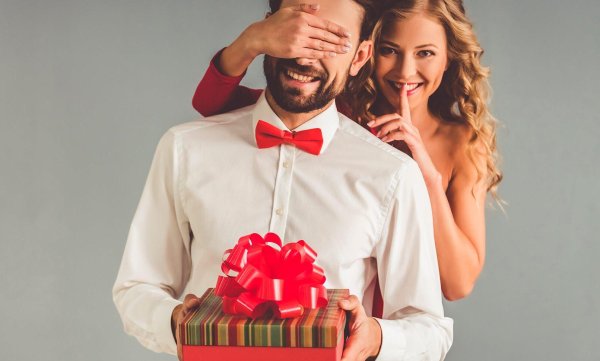 мужчина с подарками