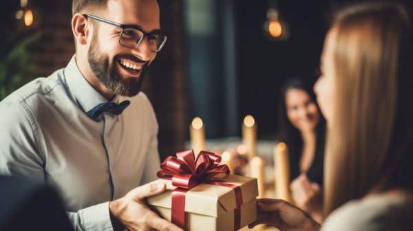 парень дарит подарок