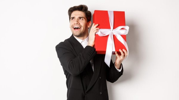 человек с подарком