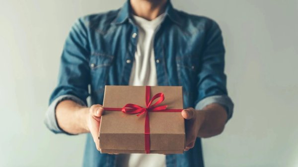 подарок в руках