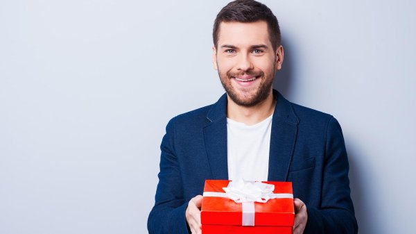 человек с подарком