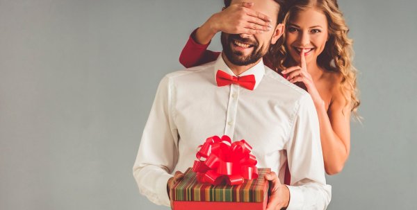 мужчина с подарками