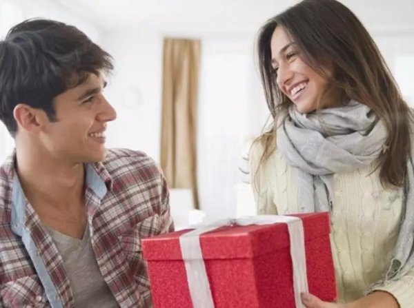 девушка дари подарок мужчине