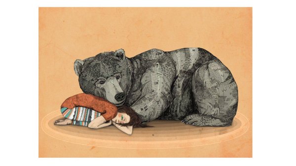 девушка обнимает медведя