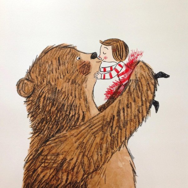 девочка обнимает медведя