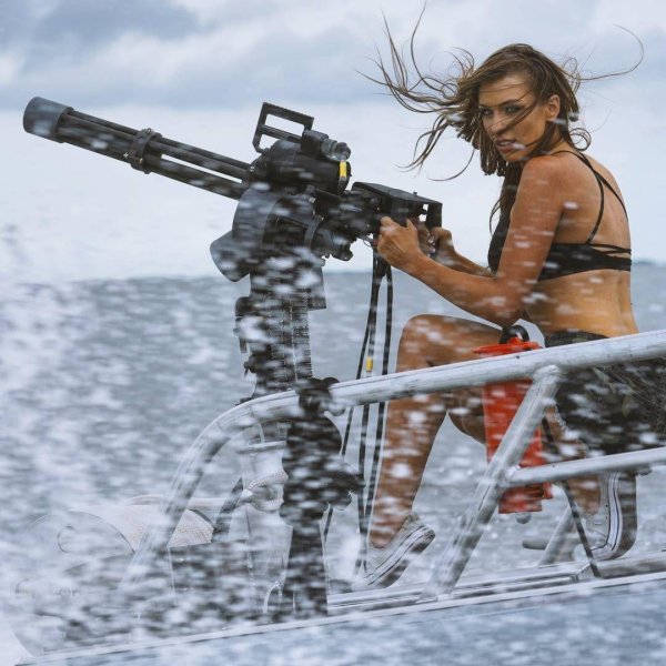 пулемет стреляет