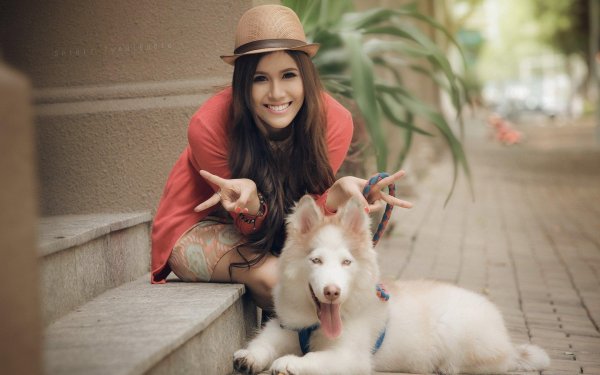 девушки с собаками