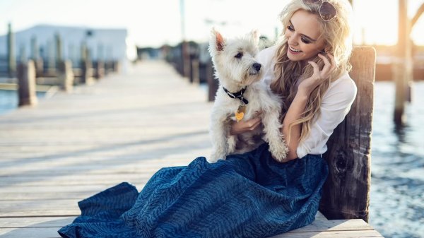 блондинка с собакой