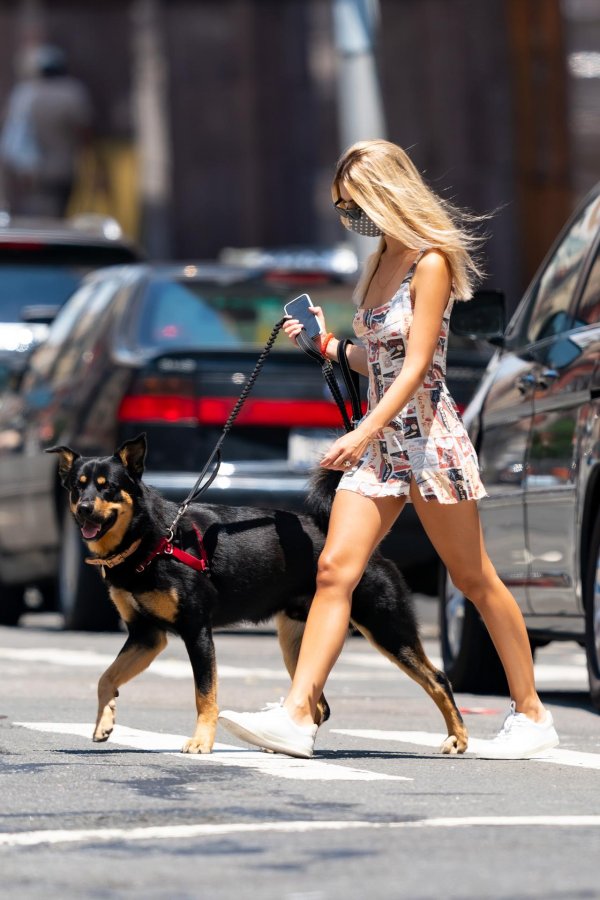 эмили ратажковски выгуливает собаку