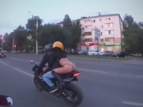 голая на мотоцикле