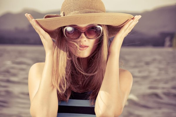 девушка в солнечных очках