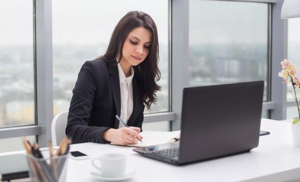 красивая девушка консультант