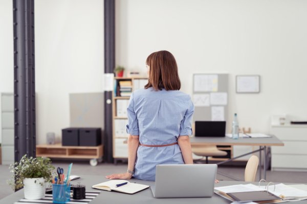 девушка офисный работник